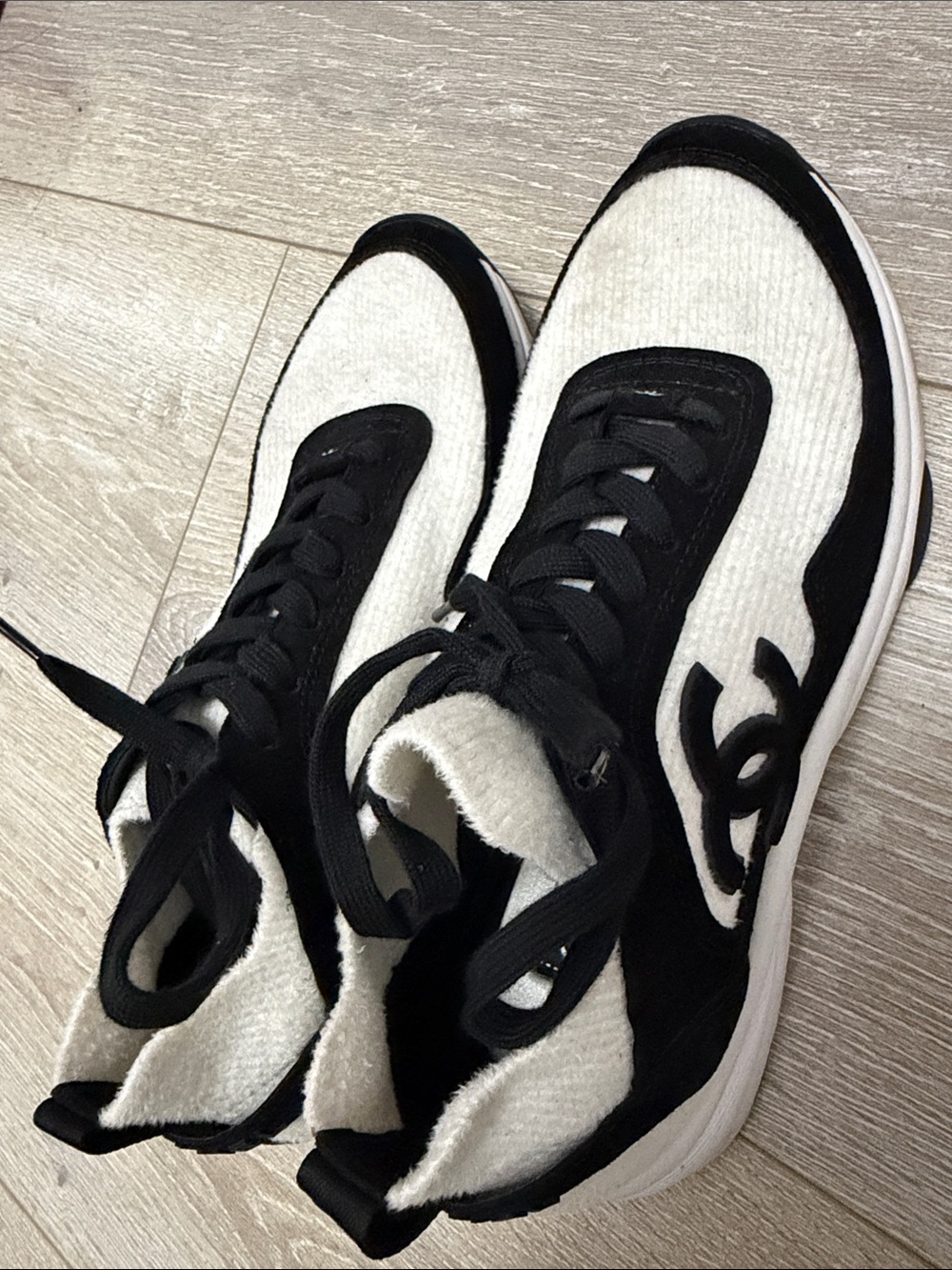 CHANEL Black and White Knit Lace-Up Women's Sneakers - Picture 3 of 3
